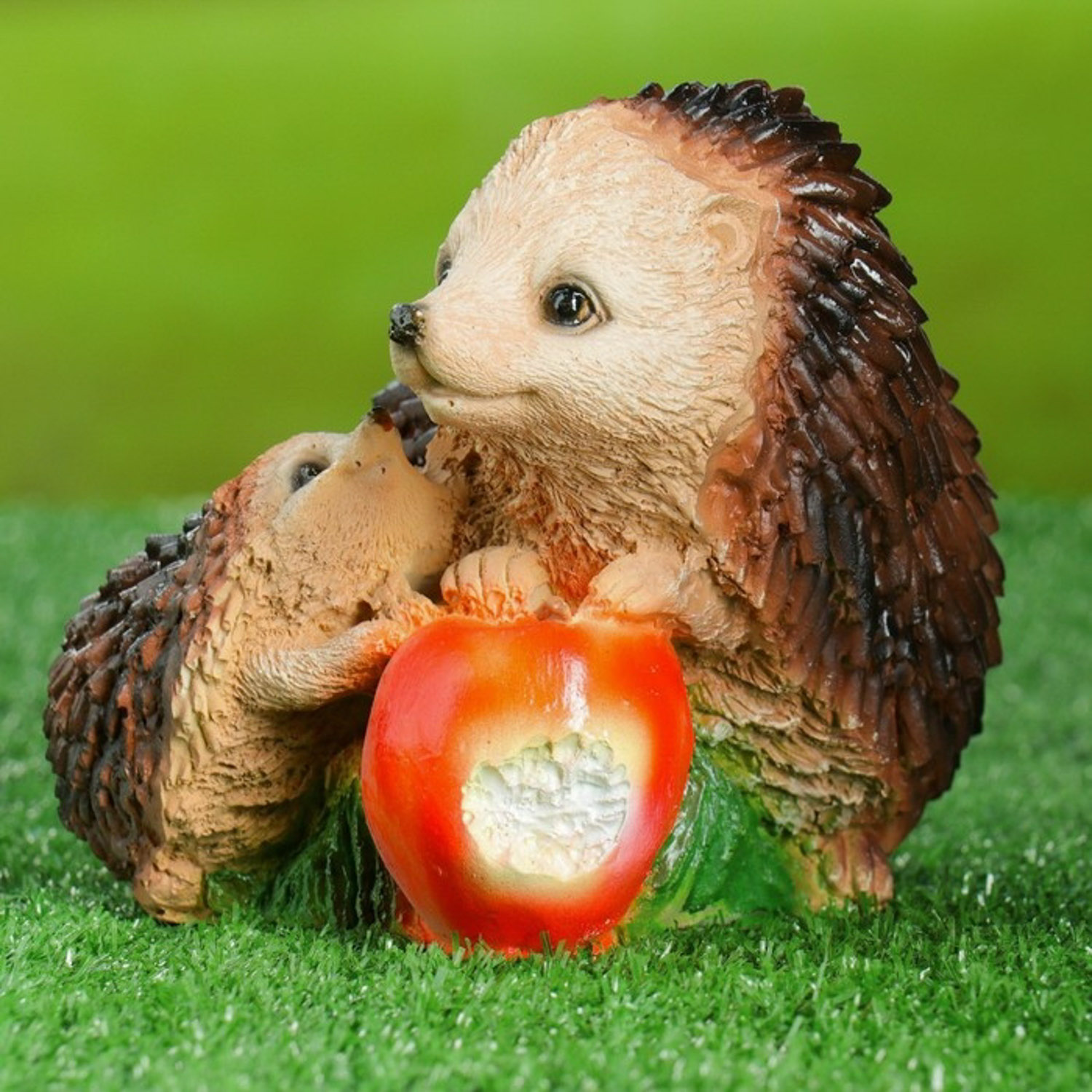 Садовая фигура "Ёжики с яблоком" 12*15*14 см 1090093