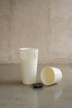 Кашпо пластм. "Winds" высокое 40л d верха 340мм h630мм со встав.18,7л Белос.жасмин IG652210048 *1/4